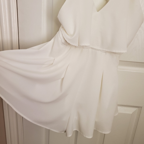 NWOT Vestique Cross Back Flowy Ruffle White Romper - Picture 4 of 7